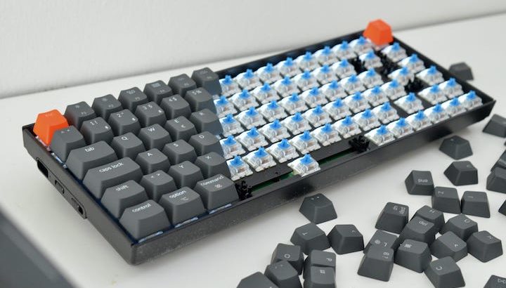 Keychron K2 mit zur Hälfte angebrachten Keycaps