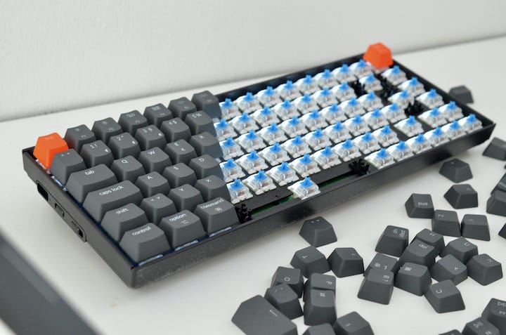 Keychron K2 mit zur Hälfte angebrachten Keycaps