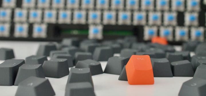 Keychron K2 oranges Keycap vor Tastatur