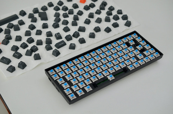 Keychron K2 mit Keycaps auf Küchenrolle Schrägansicht