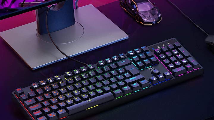 Mechanische Gaming-Tastatur von PICTEK auf Schreibtisch