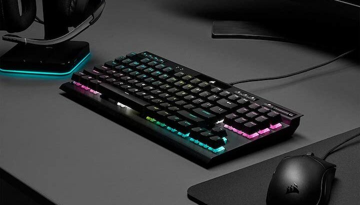 Corsair K70 RGB TKL in Gaming-Setup von der Seite