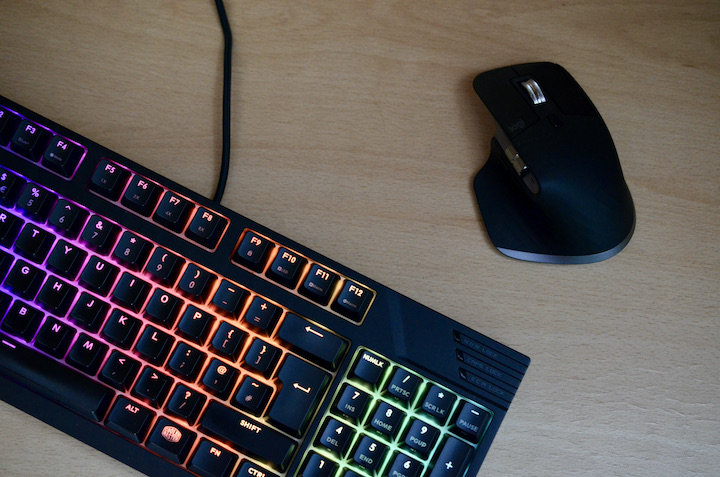 Logitech Maus neben mechanischer Tastatur