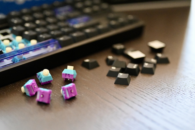 Ausgebaute Schalter und Tastenkappen vor Tastatur