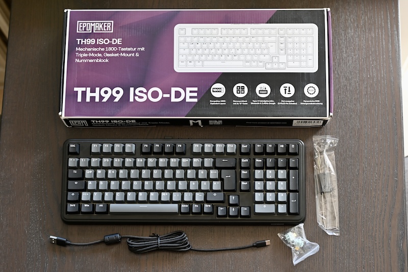 Epomaker TH99 Lieferumfang mit OVP, Tastatur, Kabel, Keycap-Puller und Ersatzswitches