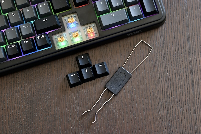 Epomaker TH99 ausgebaute Pfeiltasten liegen neben Tastatur