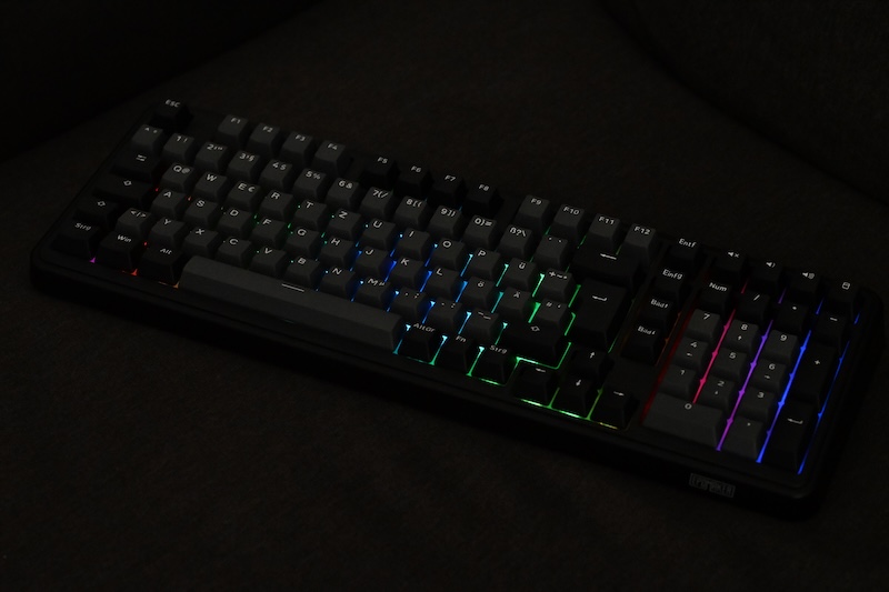 Epomaker TH99 im Dunkeln mit beleuchteter RGB-Tastatur