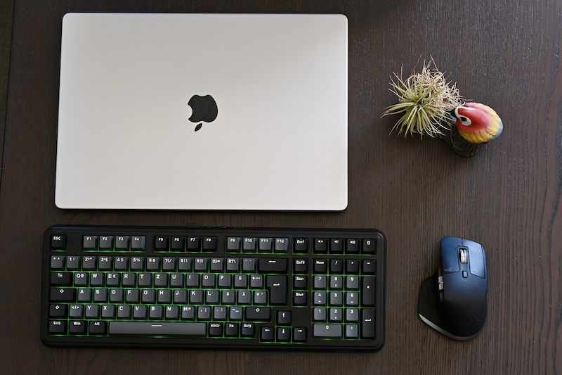 Epomaker TH99 Ansicht von oben mit MacBook und Maus