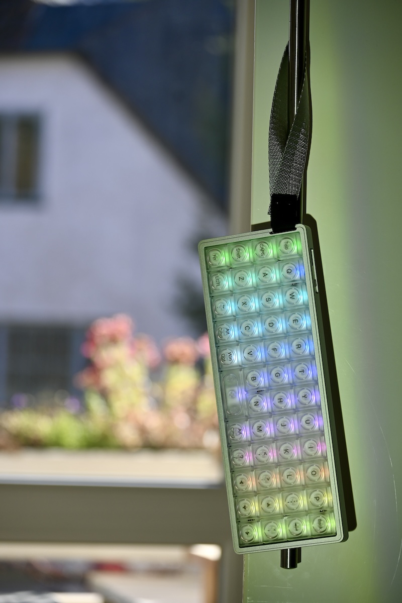 Epomaker Luma40 hängt an Schrank